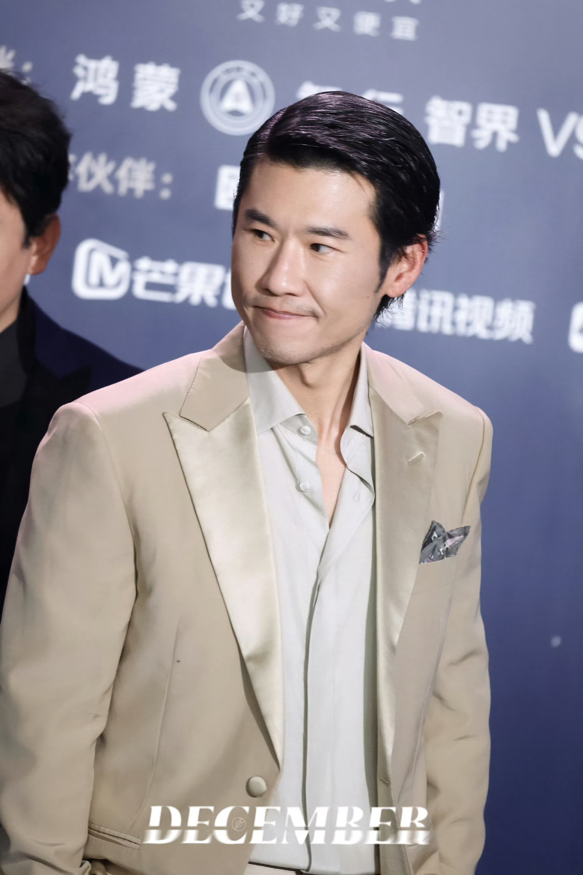 王骁 耳骨钉救命，被王骁这组造型狠狠惊艳到！本以为是稳重儒雅的荧幕前辈，悄悄戴上