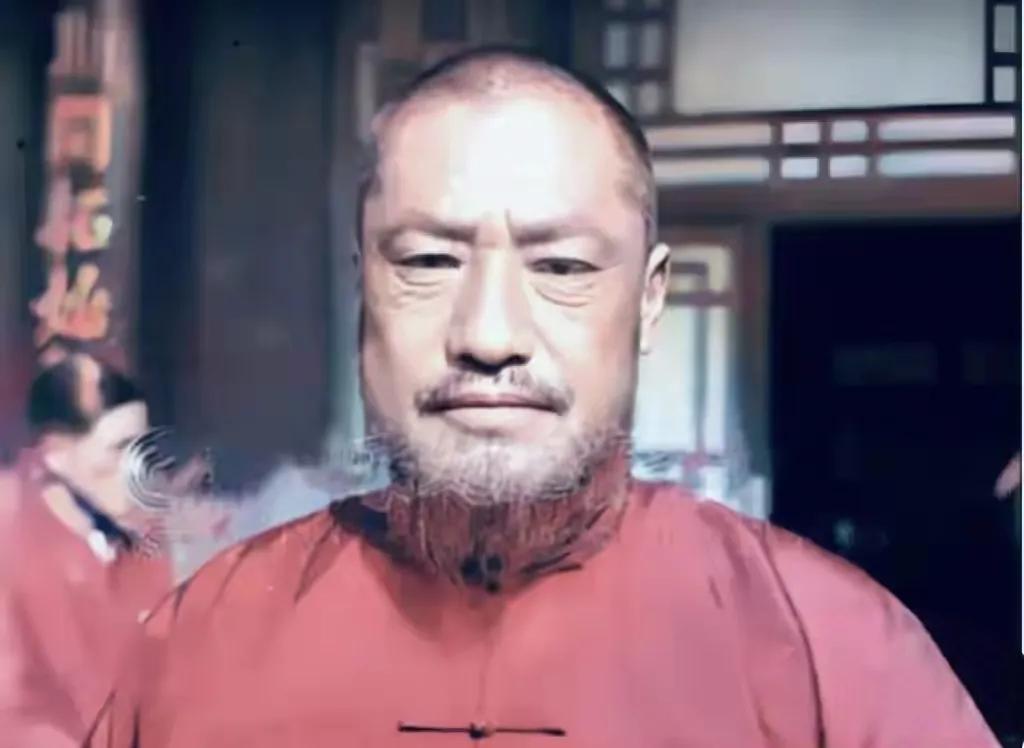 恶魔马步芳高清照片，单纯从面相看，就是一个狠人。事实上，作为民国时期西部军阀的马