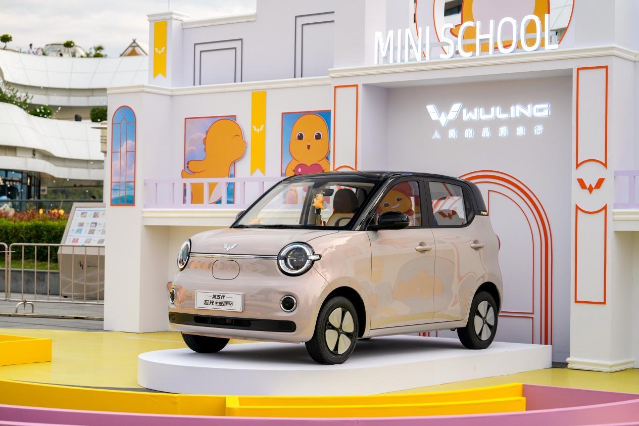 6年卖了超190万辆，宏光MINIEV凭啥一直这么火？
 
微型纯电代步车这条赛