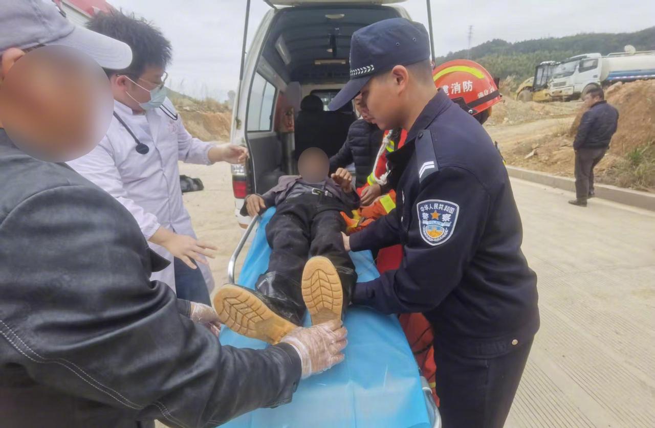 “警察同志，我父亲从山坡上摔下来了，请求你们救援！”3月9日12时许， 三班派出