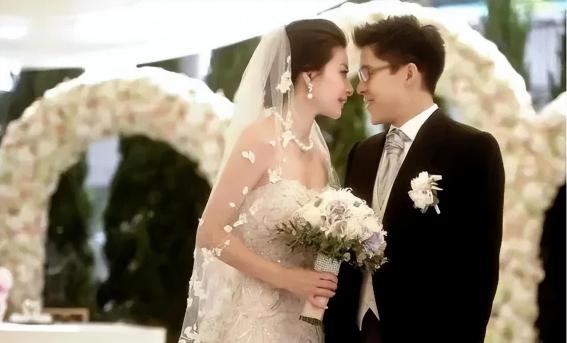 作为中国跳水界的"跳水皇后"，郭晶晶与香港豪门霍家第三代继承人霍启刚的结合，自始