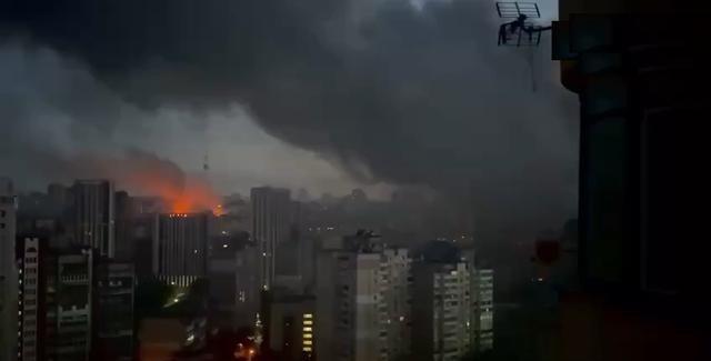 乌克兰发生大爆炸， 俄罗斯 使用榛树导弹命中了基辅！
欧洲人最该盯着的，其实不是