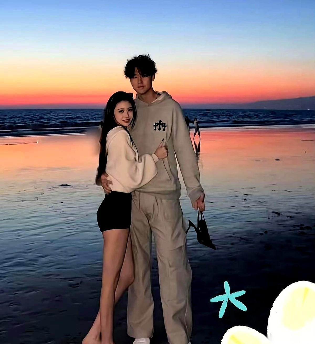 估计汪峰和章子怡，现在手机都快捏碎了。
闺女才20岁，谈个恋爱，直接甩全世界脸上