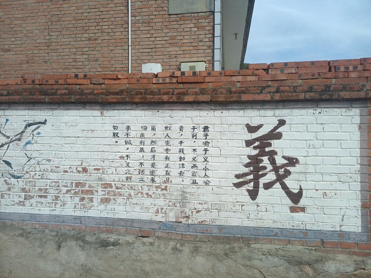 我认为越少越好。朋友关系的本质是利益互换，资源互换。维持朋友关系更需要时间成本。