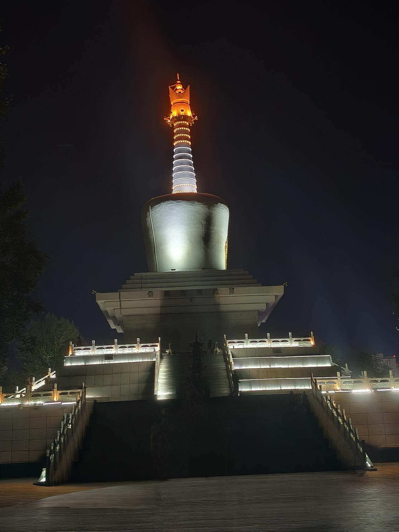 古塔随拍拍摄于鄂尔多斯市达拉特旗“白㟷公园”！拍摄时间夜里22点；拍摄手机OPP