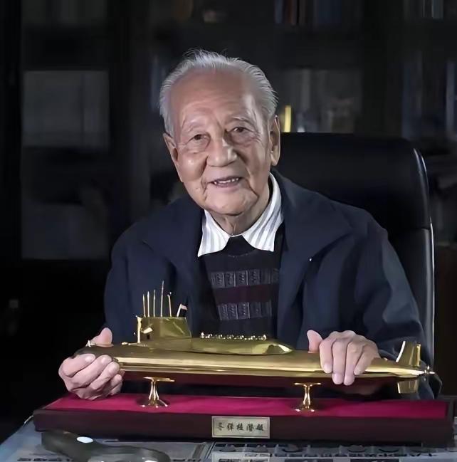 1988年，64岁的黄旭华亲自坐进核潜艇，下潜至极限深度，舱壁“嘎吱”呻吟，灯泡