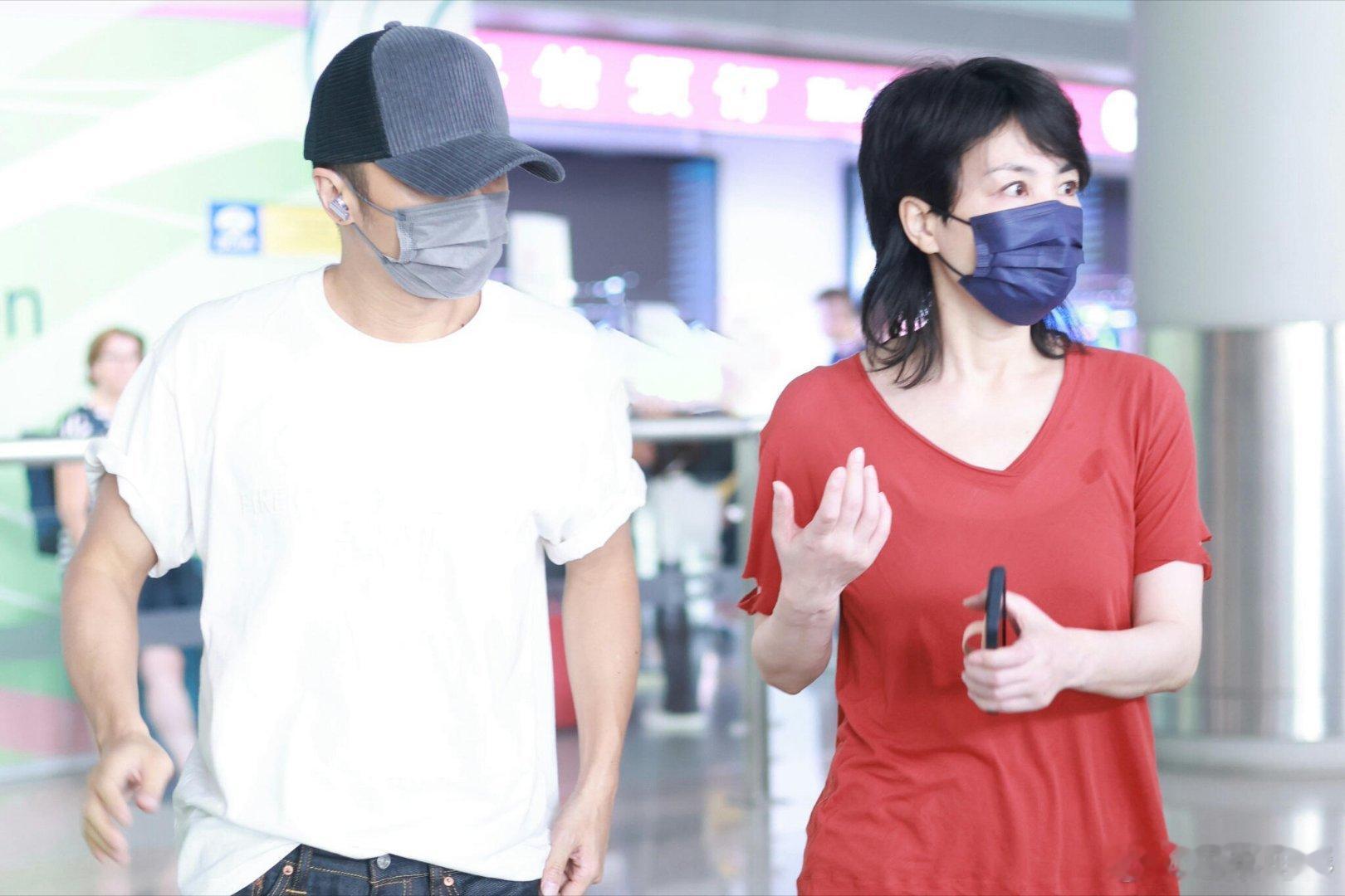 谢霆锋和王菲的感情也太好了吧，谢霆锋顺势把手放在王菲的腿上，这就是老夫老妻的自然