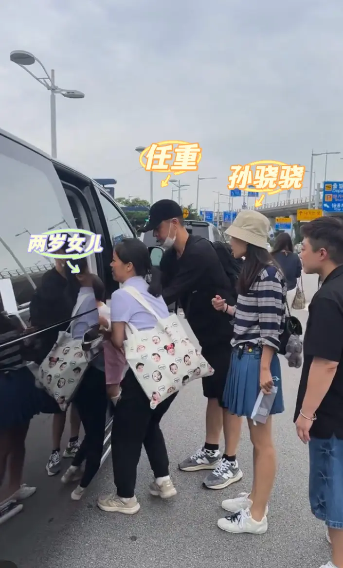 孙骁骁任重带两岁女儿首尔度假。孙骁骁任重一家三口现身首尔，40岁的孙骁...