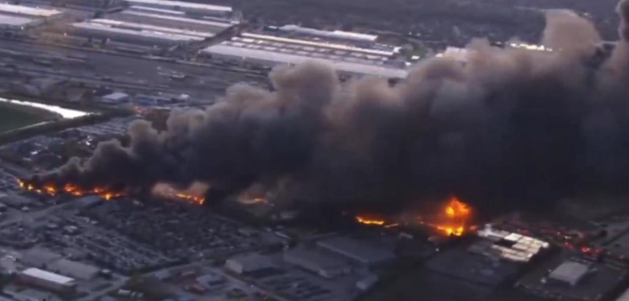 UPS货运飞机在路易斯维尔穆罕默德·阿里国际机场附近坠毁，看起来地面损失挺大