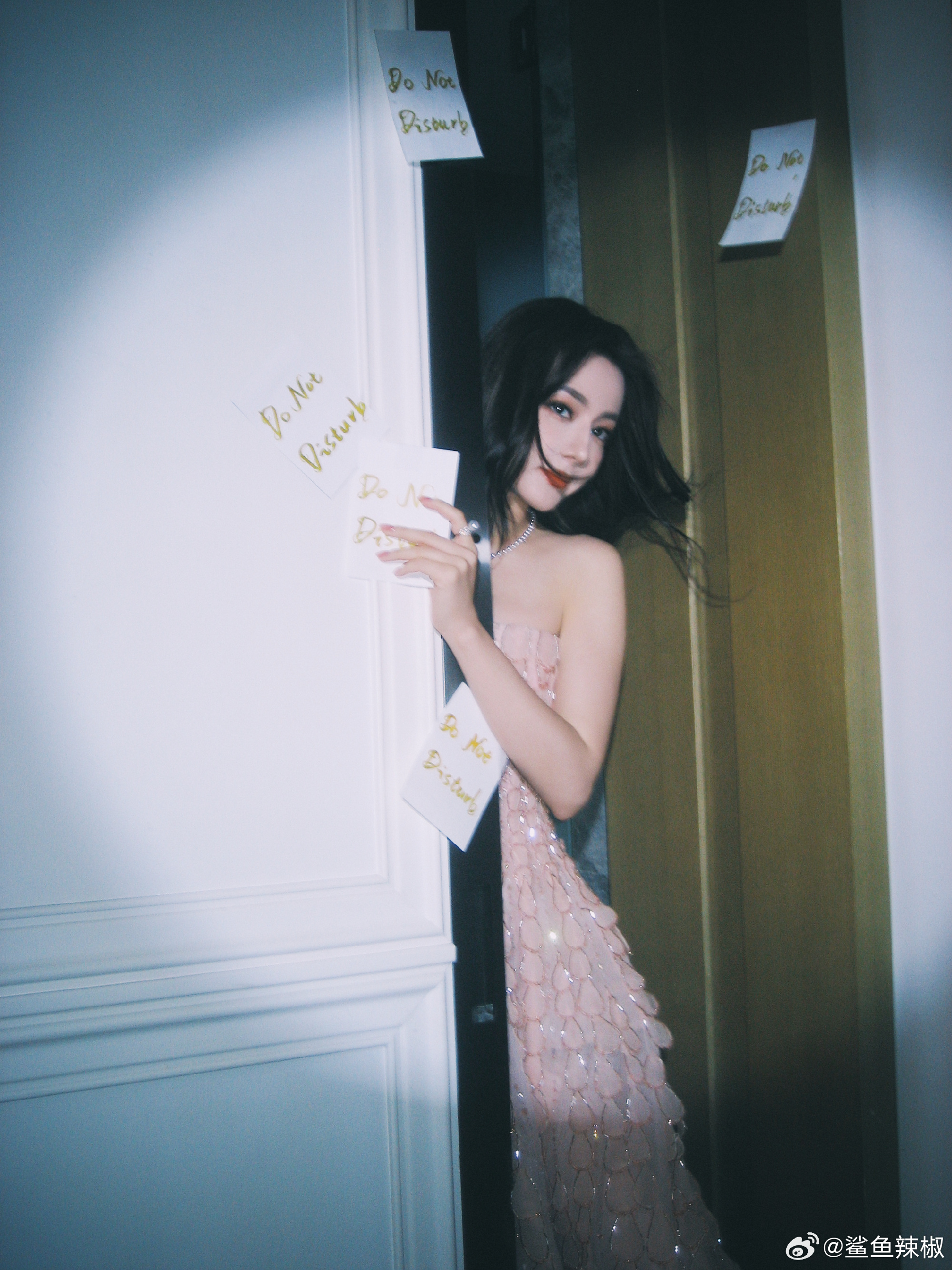 迪丽热巴听粉丝唱追光者 迪丽热巴 红星美凯龙🩷 