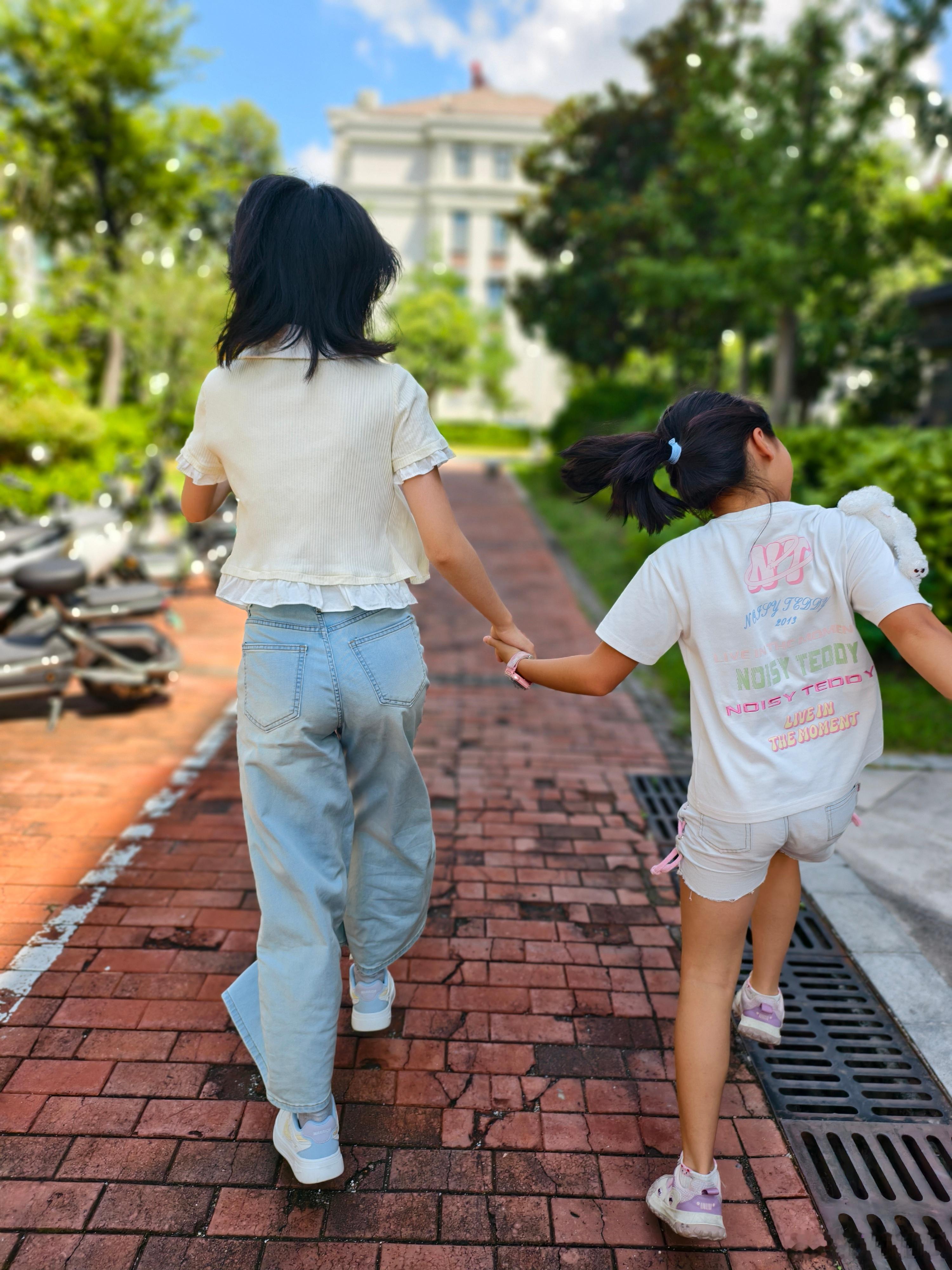 妹妹的任务是:每年暑假教鱼记忆力的姐姐西班牙语，葡萄牙语！姐姐每年吸收进度为0，