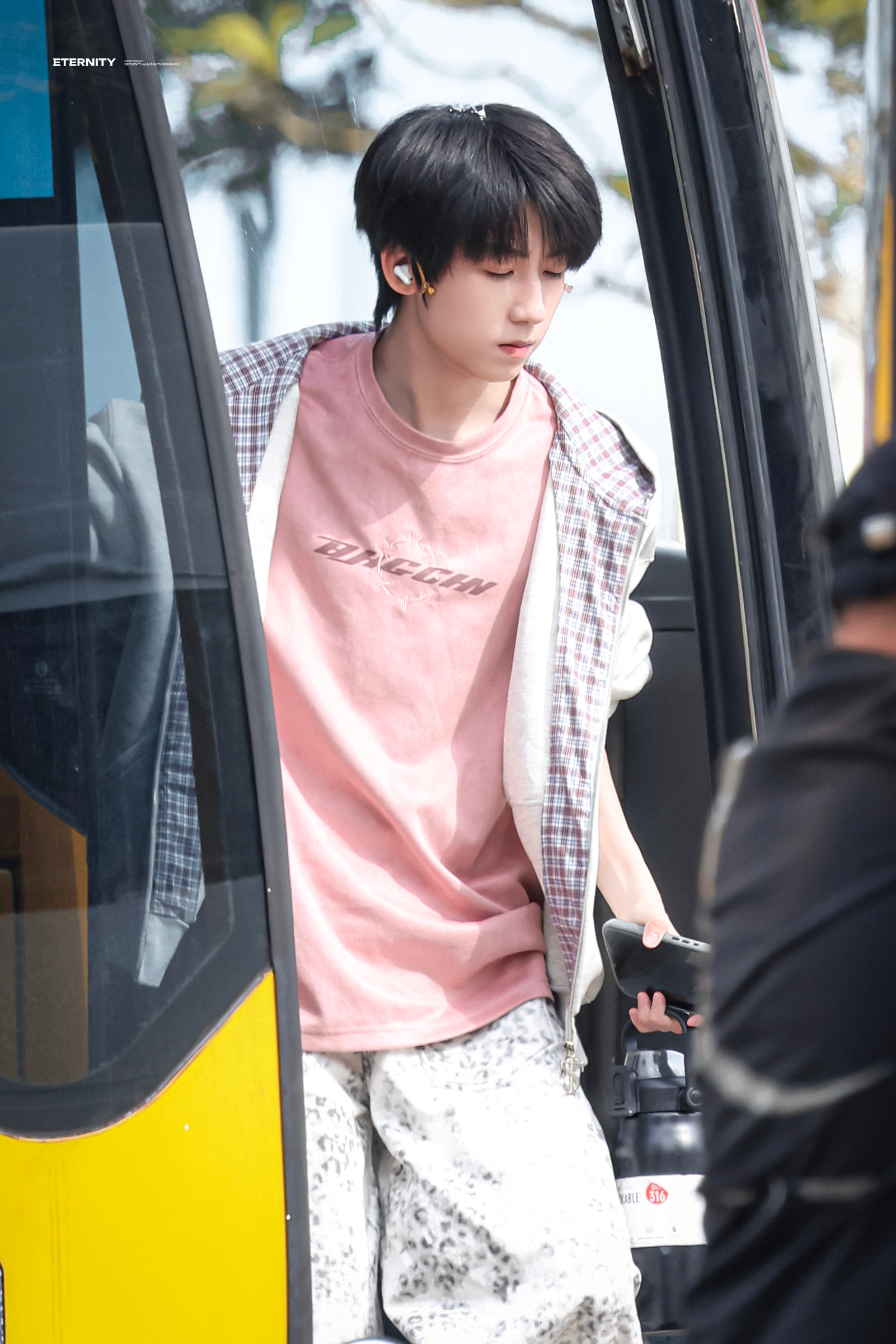 杨博文周扬 站着都能睡着，懵懵的没睡醒