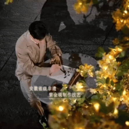 于和伟一首团圆听哭了 央视中秋晚会上于和伟带来《团圆》，堪称今晚的动人华章。这首