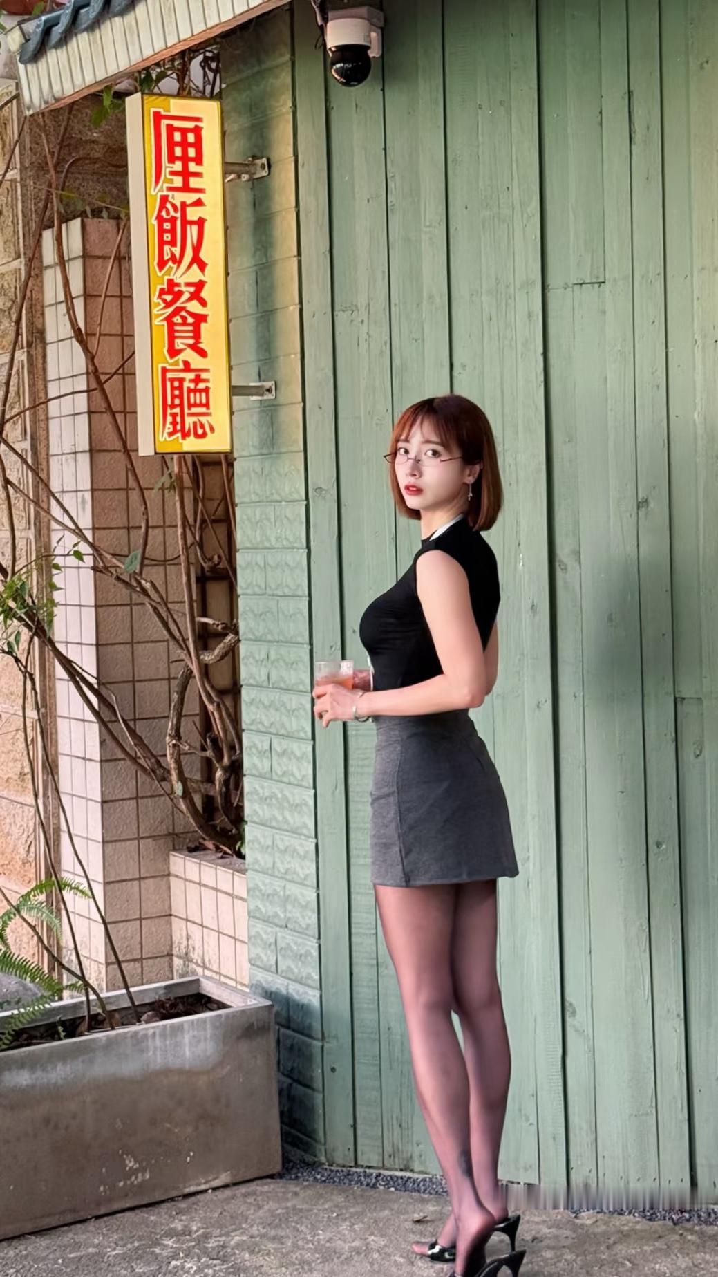 沉思的午后，咖啡与思绪相伴