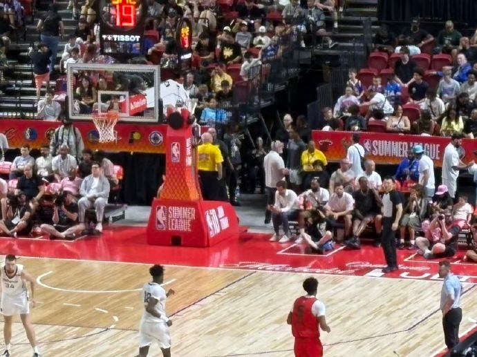媒体人：中国裁判张潇执裁NBA夏联 张云松&李楠&刘晓宇出现在现场