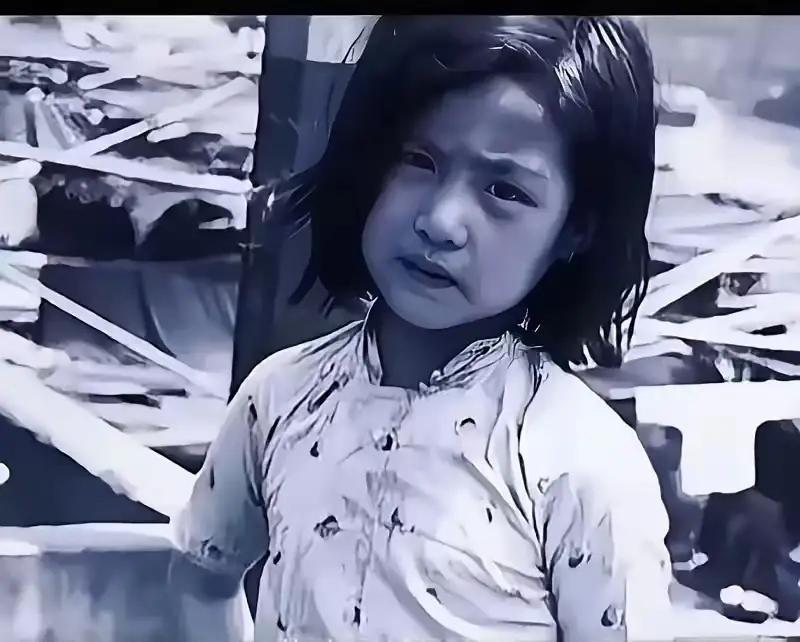 1937年，一个小姑娘落到了鬼子手里，鬼子急不可耐地就要霸王硬上弓，谁知，小姑娘