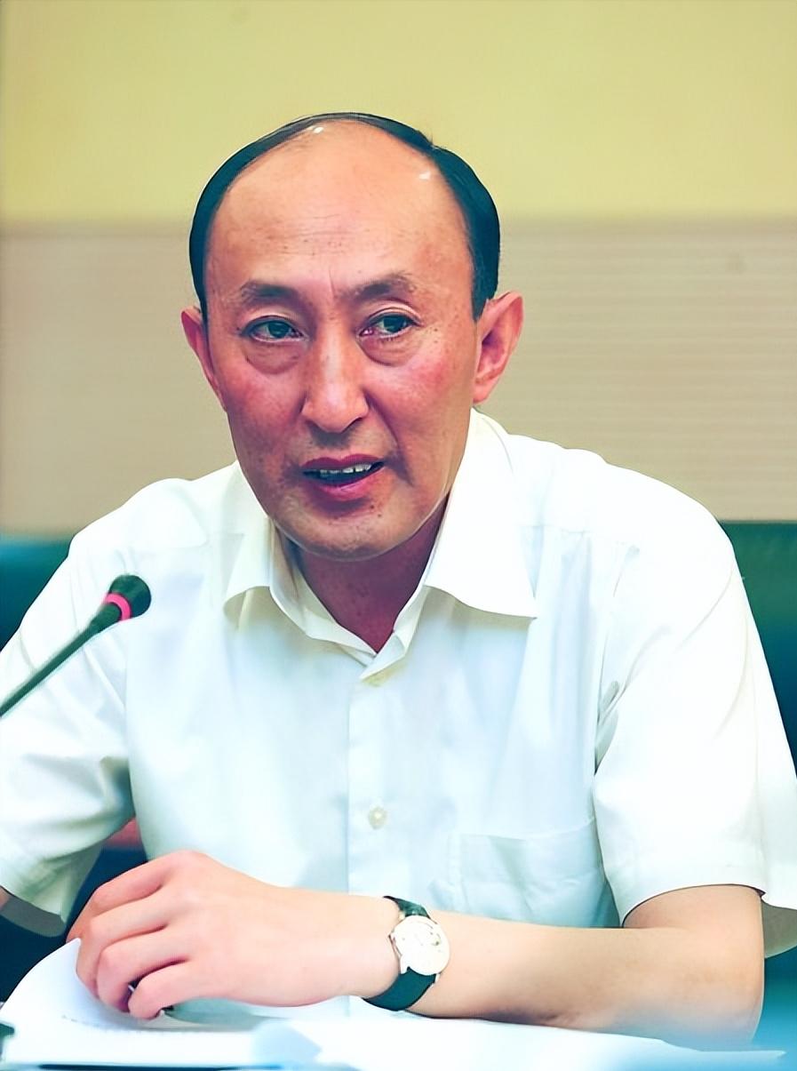 在江北当了五年半区长的何贵，退休11年后被查。生于1957年的他，按照传统年龄计
