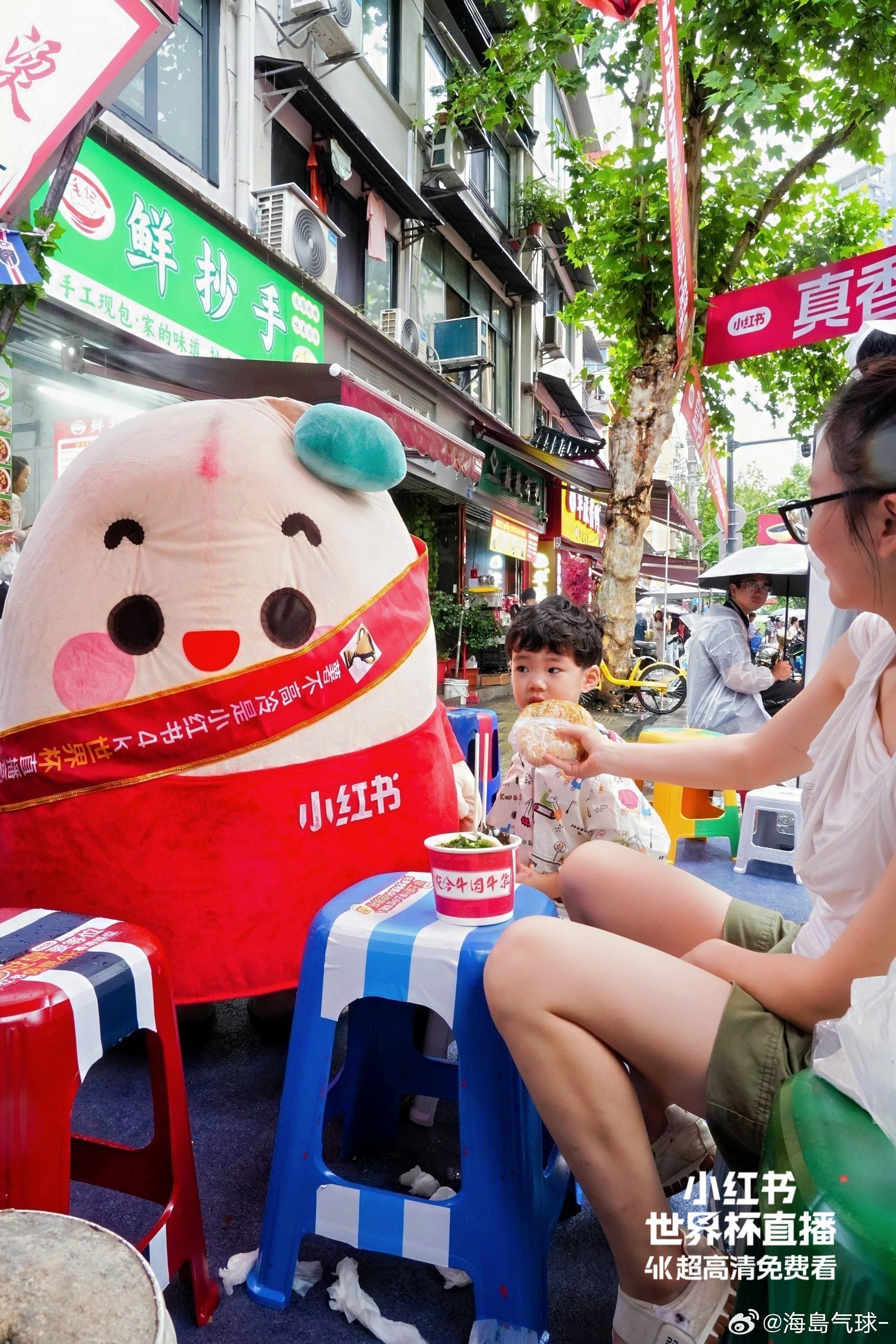 阿根廷赢了但把疲惫写在脸上武汉早市嗦热干面的大伙全在聊阿根廷赢球，球员满脸疲惫看