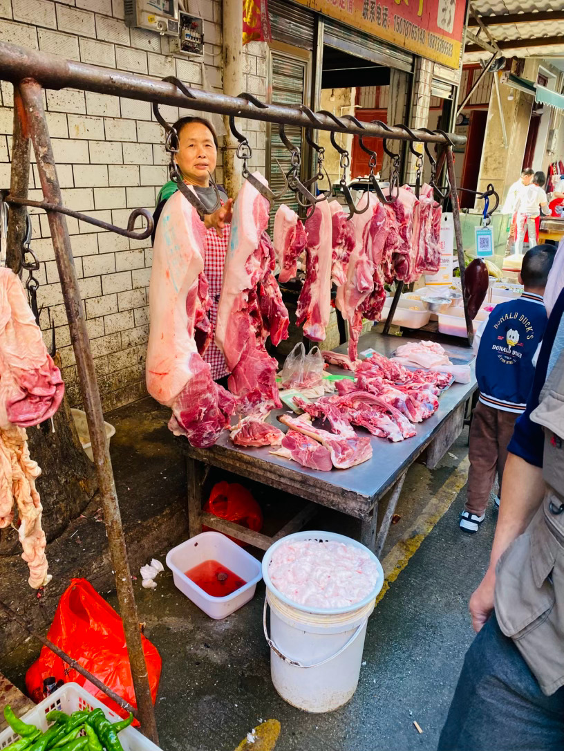 生活手记记录真实生活摄影摄影摄影 九都菜市场的清晨，是被烟火气轻轻掀开的。天刚亮