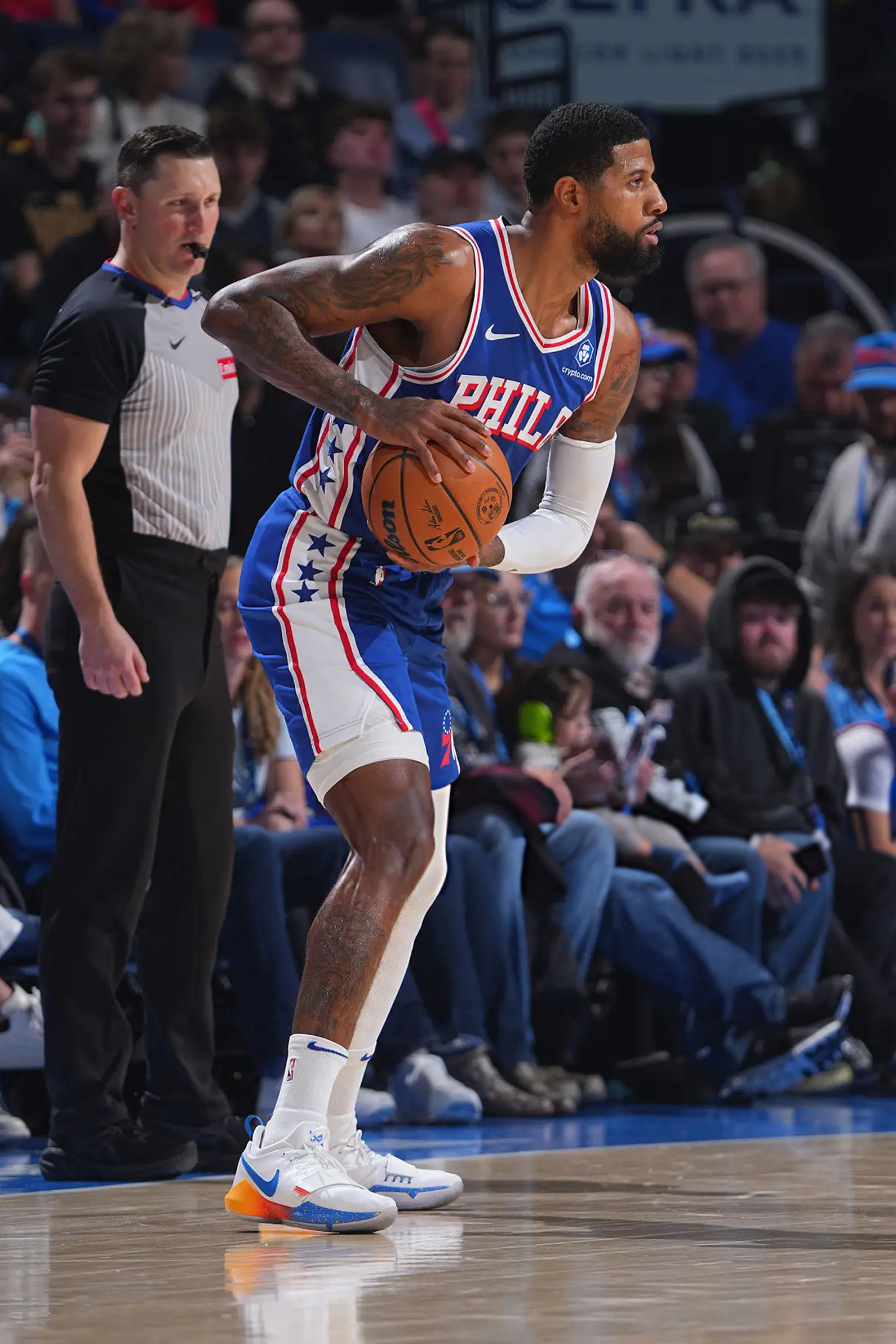 之前的两场比赛里保罗·乔治都上脚了即将回归的Nike PG1看赛场图皮质确实顶，