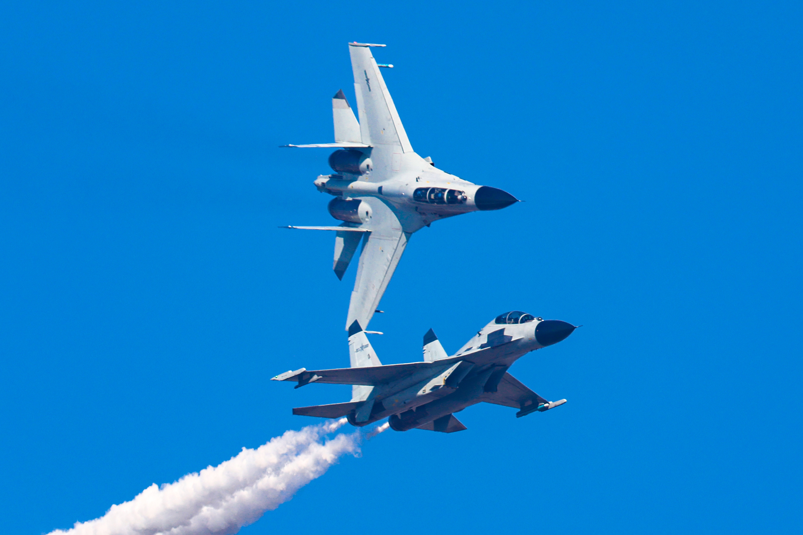 【奋飞向战！】近日，海军航空大学某团围绕对抗空战、低空突防等课目组织实战化飞行训