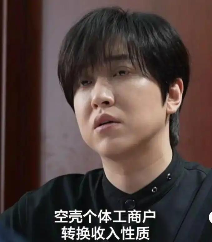 4000 万粉探店大 V 白冰，因偷税超 900 万被税务部门查处。官方通报其套