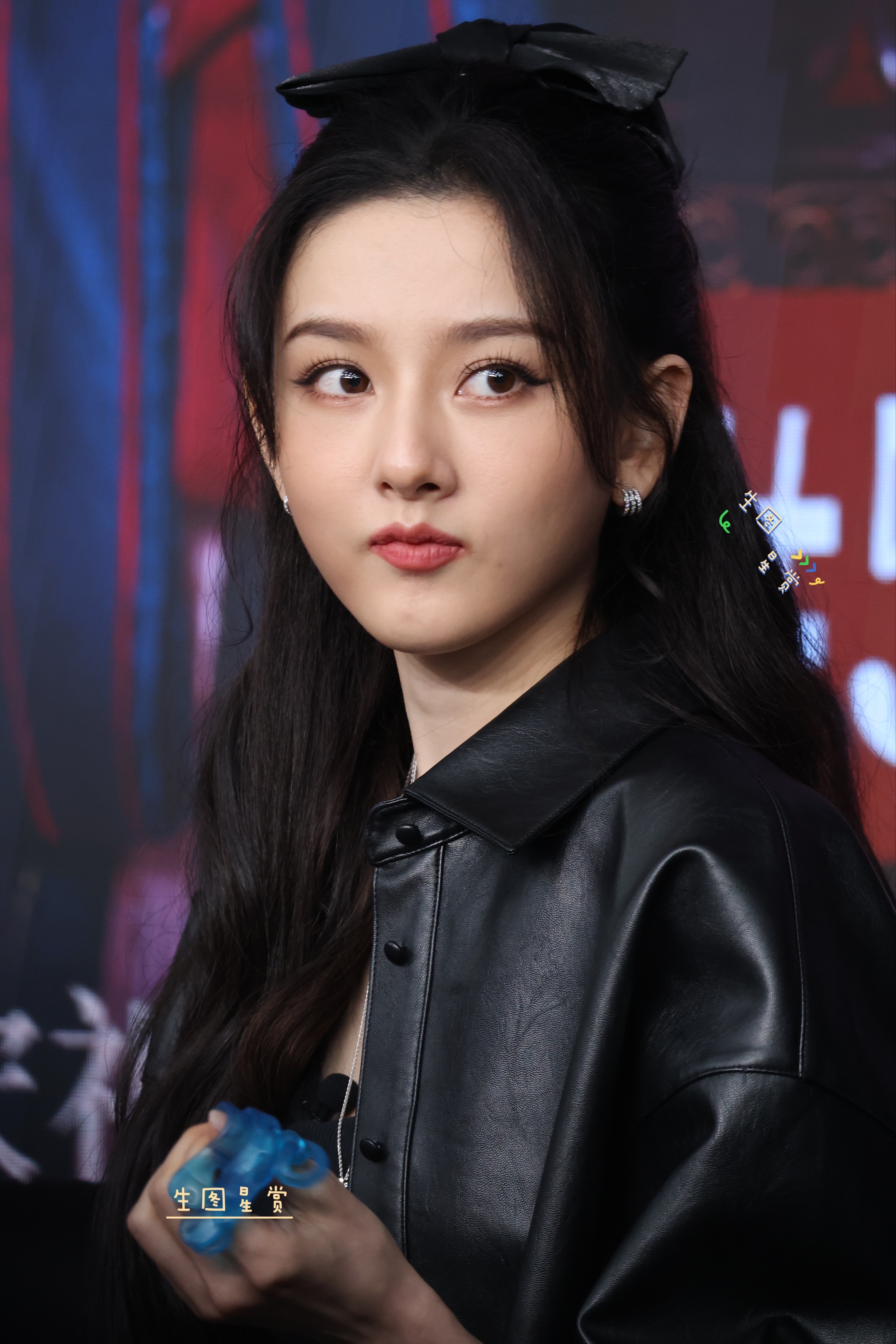 宋祖儿折腰扫楼生图，皮衣短裙酷甜鹅宝🖤宋祖儿[超话] ​​​