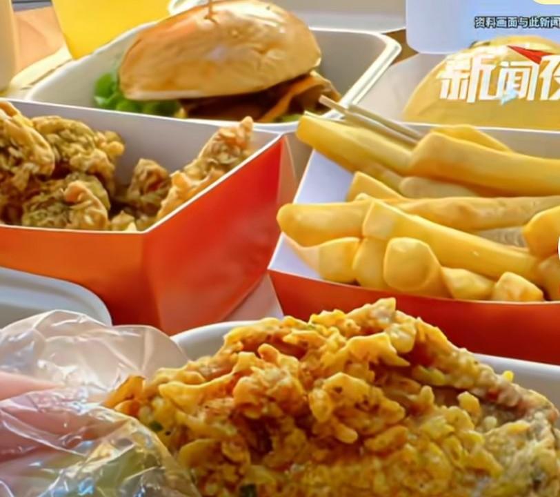 女子花79.9元吃汉堡自助，吃了十多个汉堡，店家在粉丝群嘲讽，
并且第二次消费被