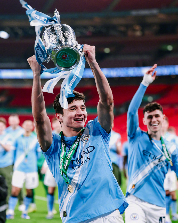 阿森纳0比2曼城曼城夺得联赛杯冠军  英格兰联赛杯决赛，曼城2比0战胜阿森纳。上