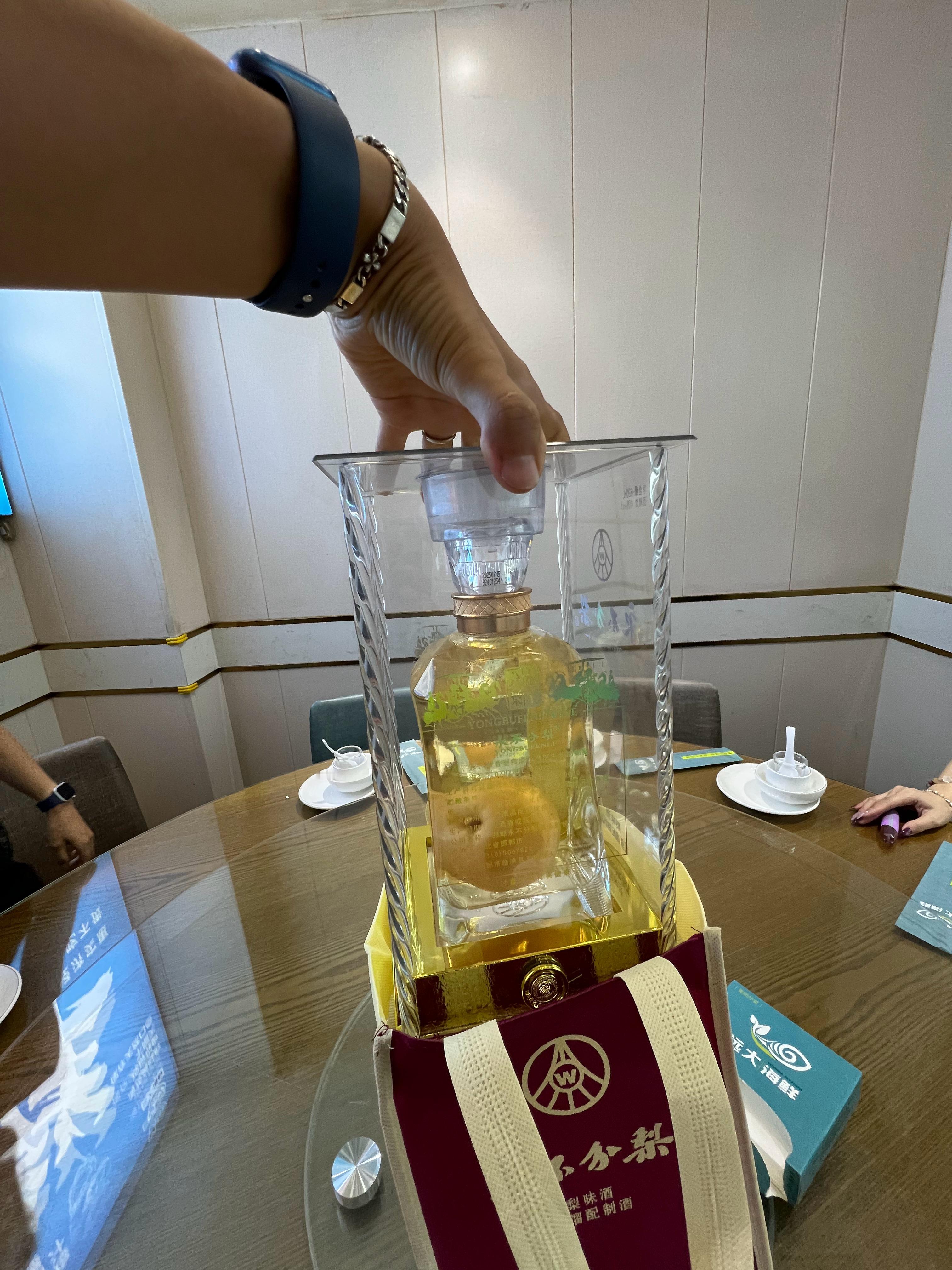 嘿嘿嘿，给大哥带的酒邯郸特产，“永不分梨”酒瓶里真的有颗梨  ​​​