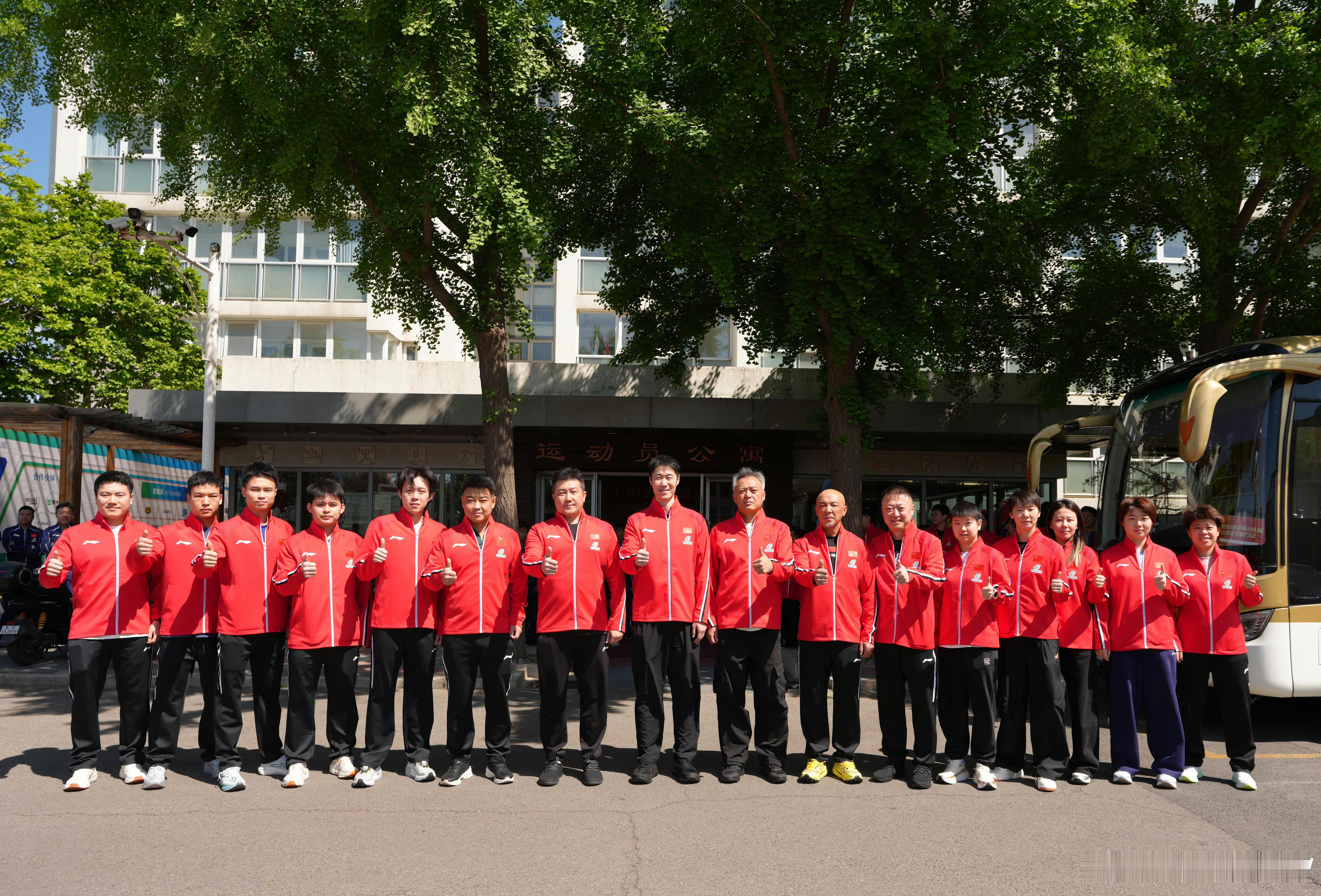 国乒女队正视压力全力以赴 国乒今日从北京出发，征战伦敦世乒赛团体赛。经过封闭集训