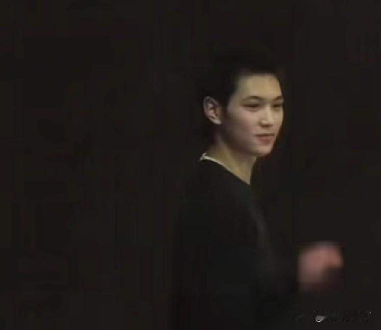 真没想到张智霖广州演唱会藏了一个超大彩蛋，他的儿子19岁的张慕童以乐队吉他手的身
