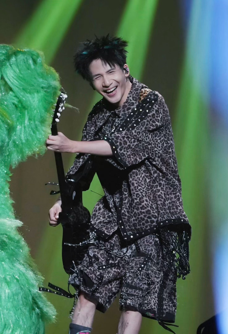 大张伟演唱会牛来buff叠满大张伟现场全是牛来细节被大老师的新歌狠狠治愈，就算生