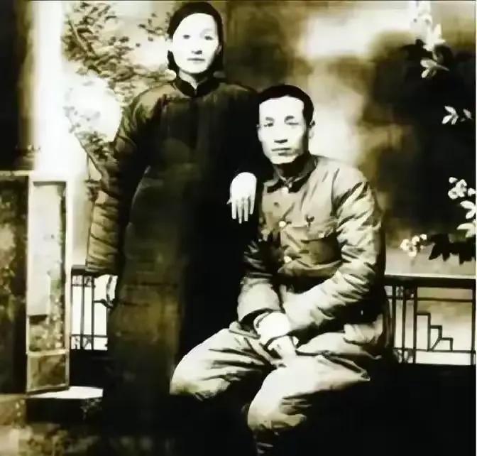 1949年，傅作义的妻子在重庆机场被截，地下党找了几个月没有结果，一个邮递员却从