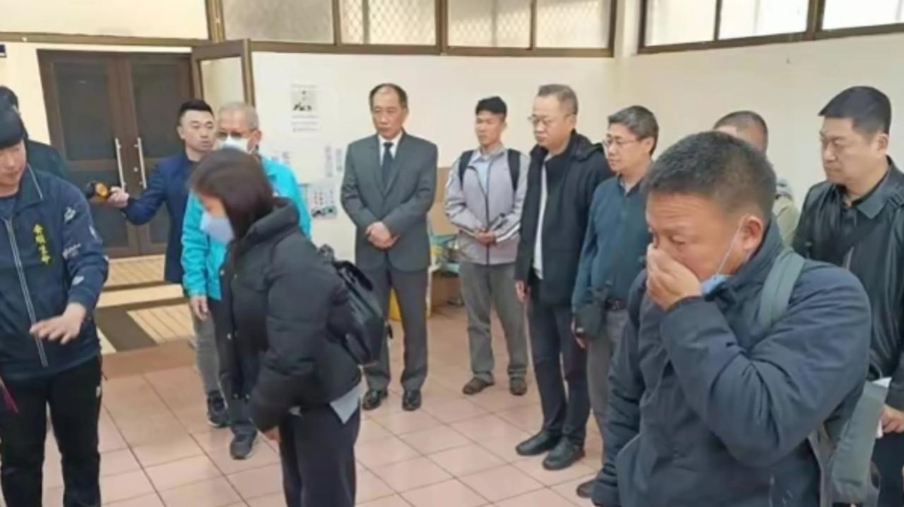 大陆渔民遇难事件已过去二十天了，两岸代表在金门并未谈妥。大陆谈判代表及遇难渔民家