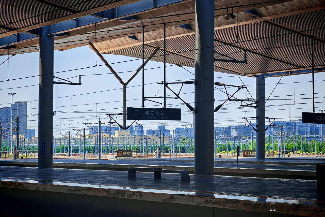 强烈建议西安北站站台上禁烟！今天在西安北坐高铁，走的是4站台，从检票口下来的时候