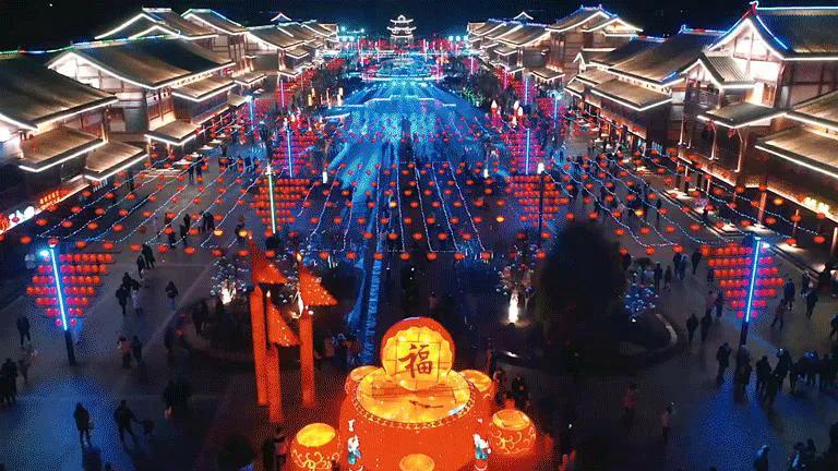 黄冈黄梅天仙之恋不夜城彻底火了！灯光秀、烟花瀑布轮番上演，夜晚颜值爆表，成为本地