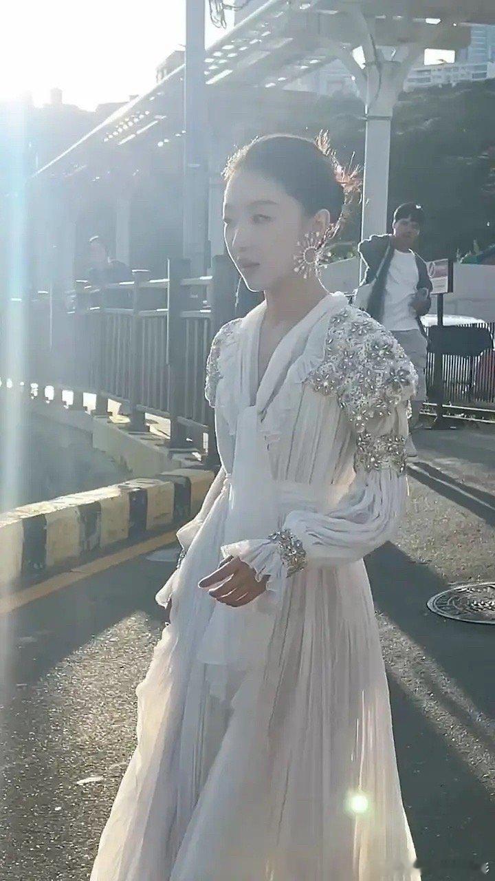 周冬雨作为评委亮相釜山电影节[举手]这状态怎么这么好 ​​​