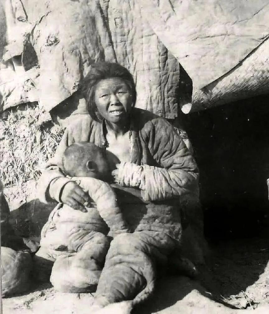 在莫言的书里，“我”的妈妈为了让孩子能吃到可怜的一点点食物，在磨坊工作，她把黄豆