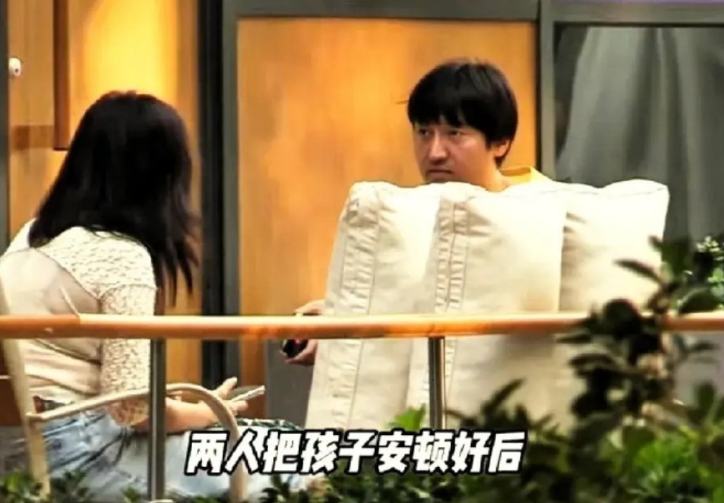 王传君齐溪夫妻送娃上学，脸一脸疲惫，文艺夫妻也算是灵魂伴侣吧！ ​​​