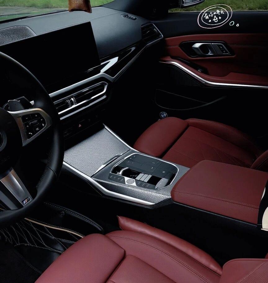 谁还敢说宝马内饰丑？这配色一亮相，女生开帅到路人追着拍🚗都说“人生绕不过一辆3