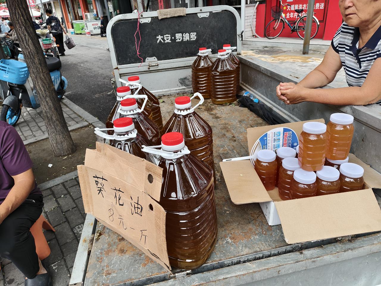 今早在运城盐湖西街早市，看到一位农村大叔，卖自家榨的葵花油，8元一斤，一大桶将近