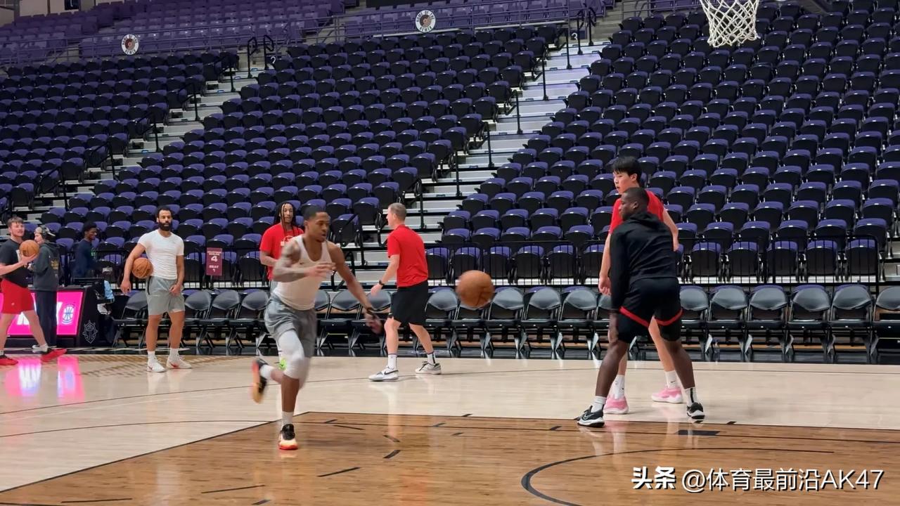 很遗憾！杨瀚森因背部伤病管理再次缺席混音队的比赛！自从2号客场打完黄蜂，杨瀚森就