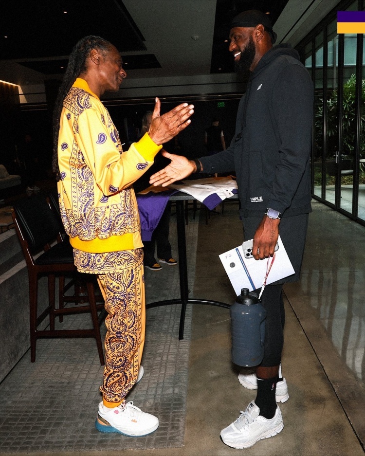 支持主队！湖人官推晒出了著名歌手Snoop Dogg造访球队训练馆的组图。 