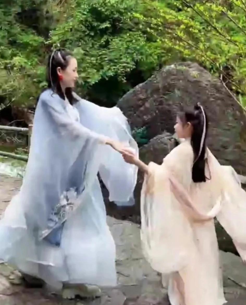 难得一见！章子怡母女同框
章子怡与女儿醒醒一起穿着古装在游玩
两人还翩翩起舞，画