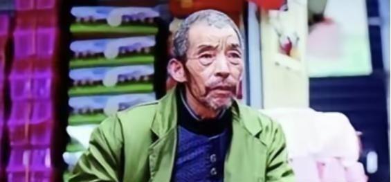 1992年， 武汉 街头的煎饼摊主捡到2个女婴，他终生未娶，二十 年后，丫头们出