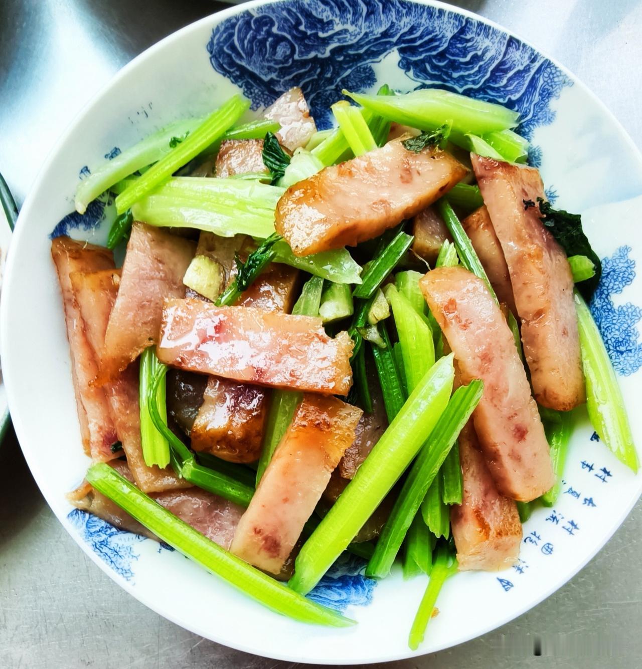 老俩口床车自驾游出去十几天，回到家第一天，必定是洗衣服、收拾东西、做卫生。

出