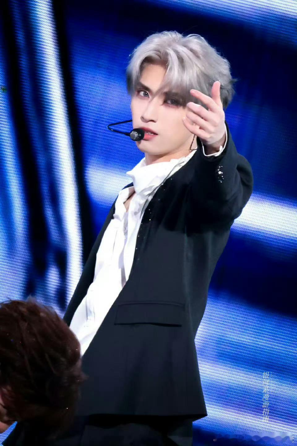 严浩翔这个发色完全魅魔 