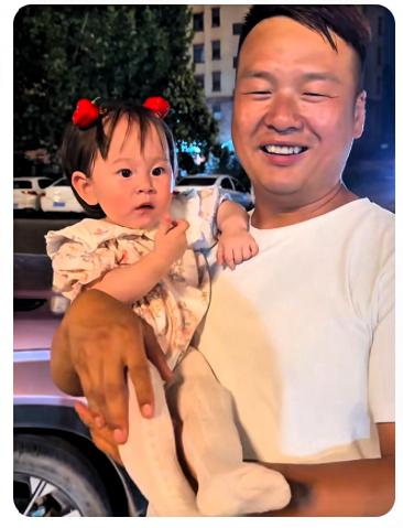 夫妻买瓜丢掉孩子，这事确实有点滑稽。河北一对夫妻买哈密瓜，只想着回家吃瓜的事，买