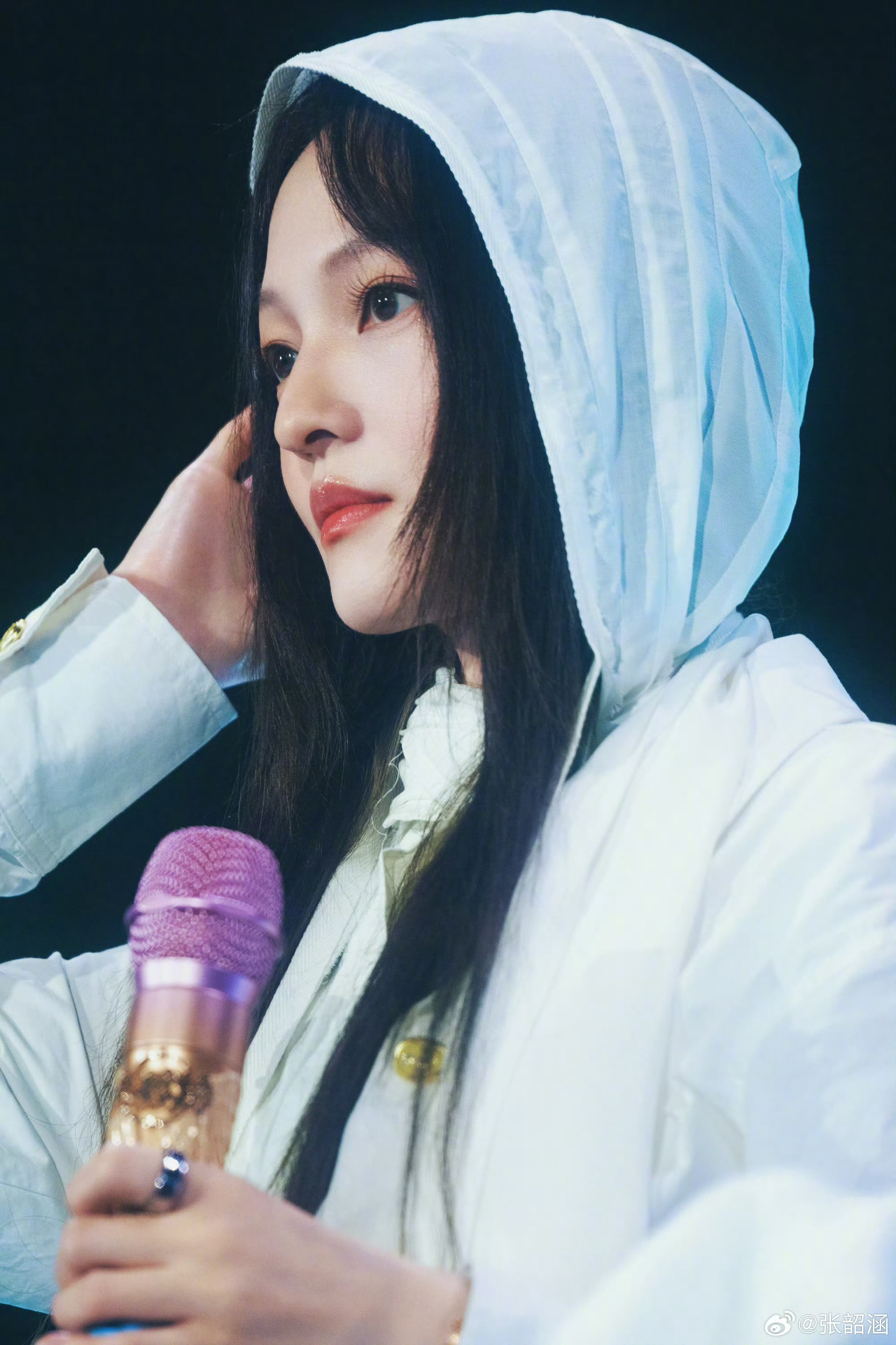 张韶涵把一次性雨衣穿成了高定果然，美女穿什么都好看张韶涵这波把一次性雨衣穿成了高
